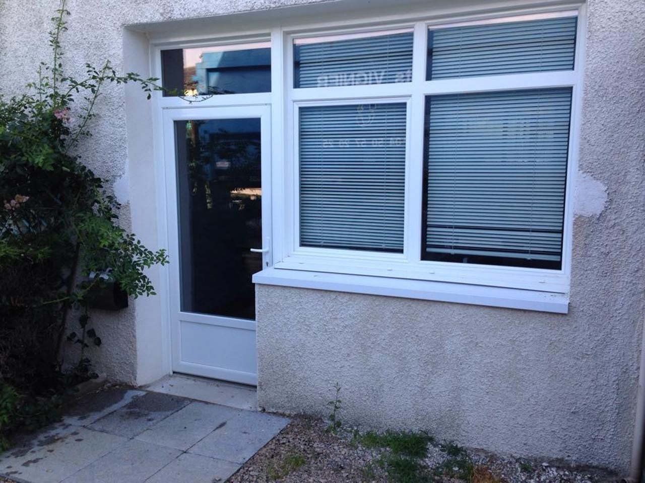 Porte-fenêtre blanche et fenêtres