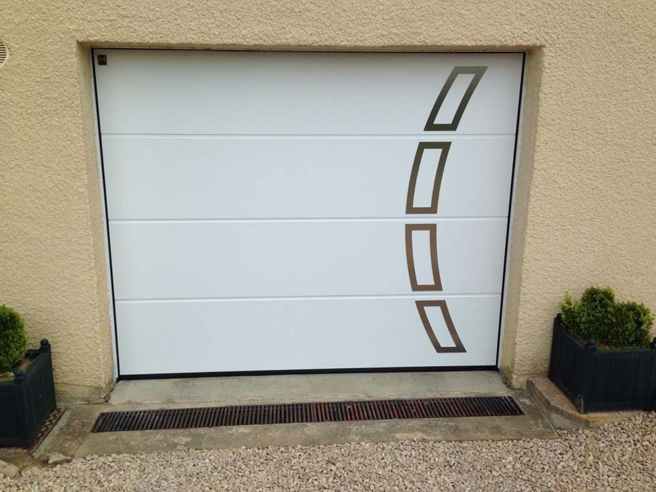 Porte de garage blanche sectionnelle
