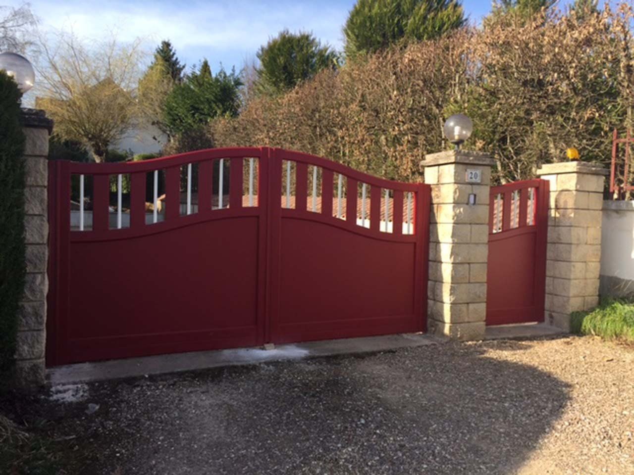 Portail battant rouge