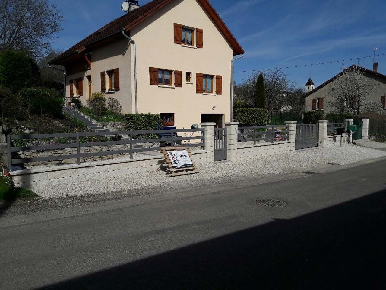 Clôture et portail gris