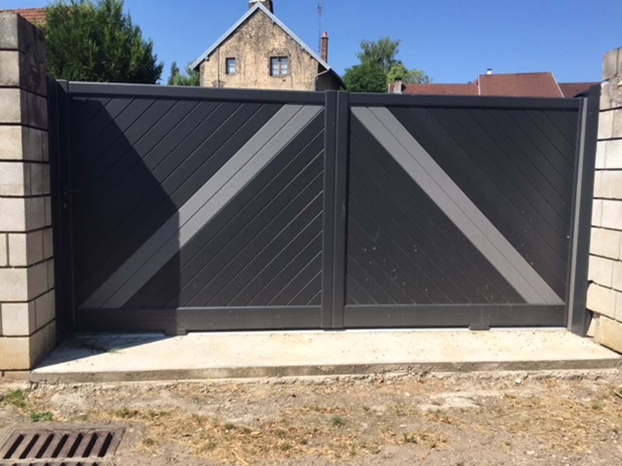 Portail noir et gris