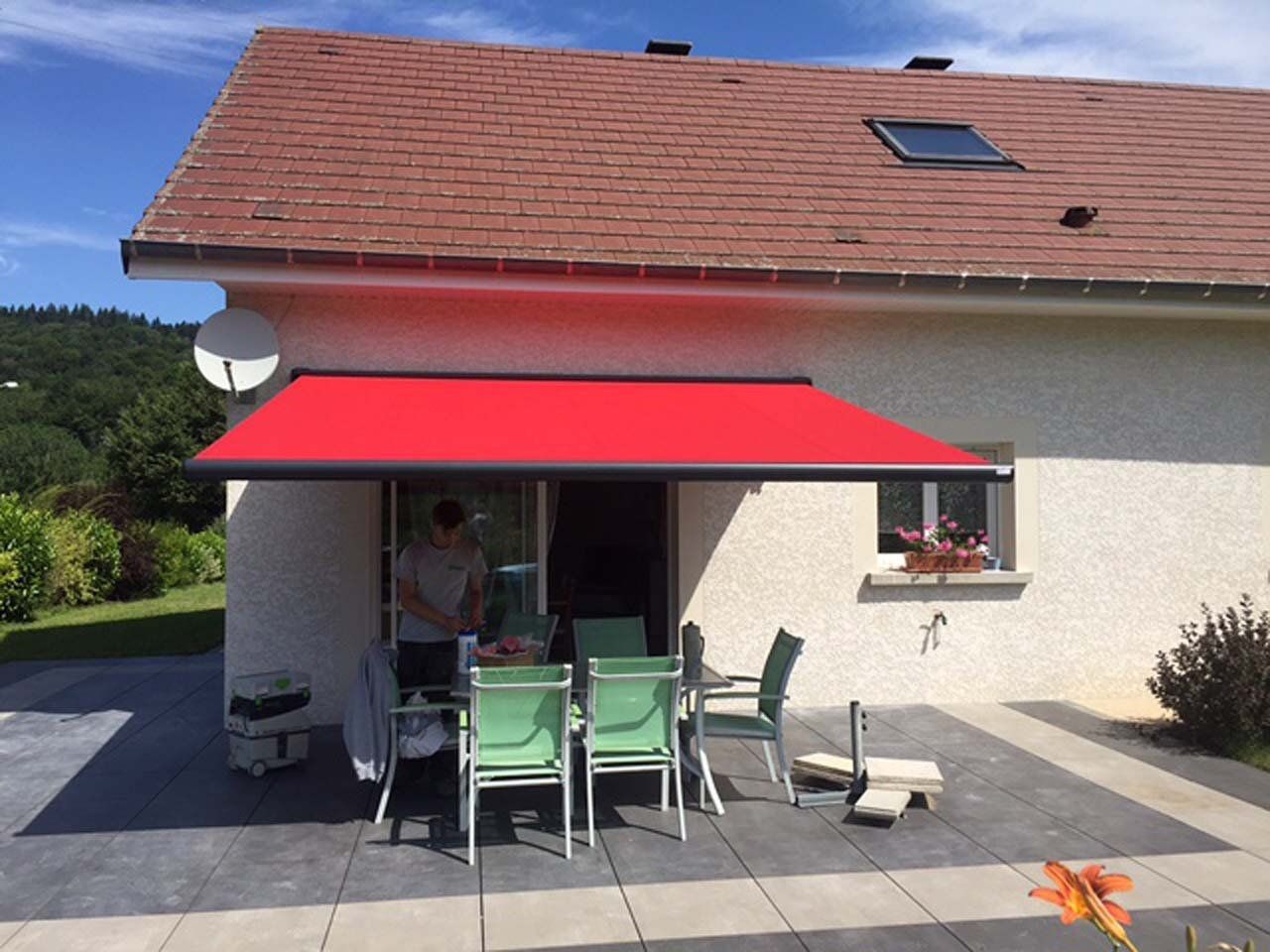 Terrasse avec store banne rouge