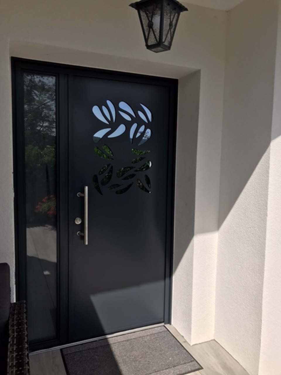 Porte d'entrée aluminium avec fenêtre latérale