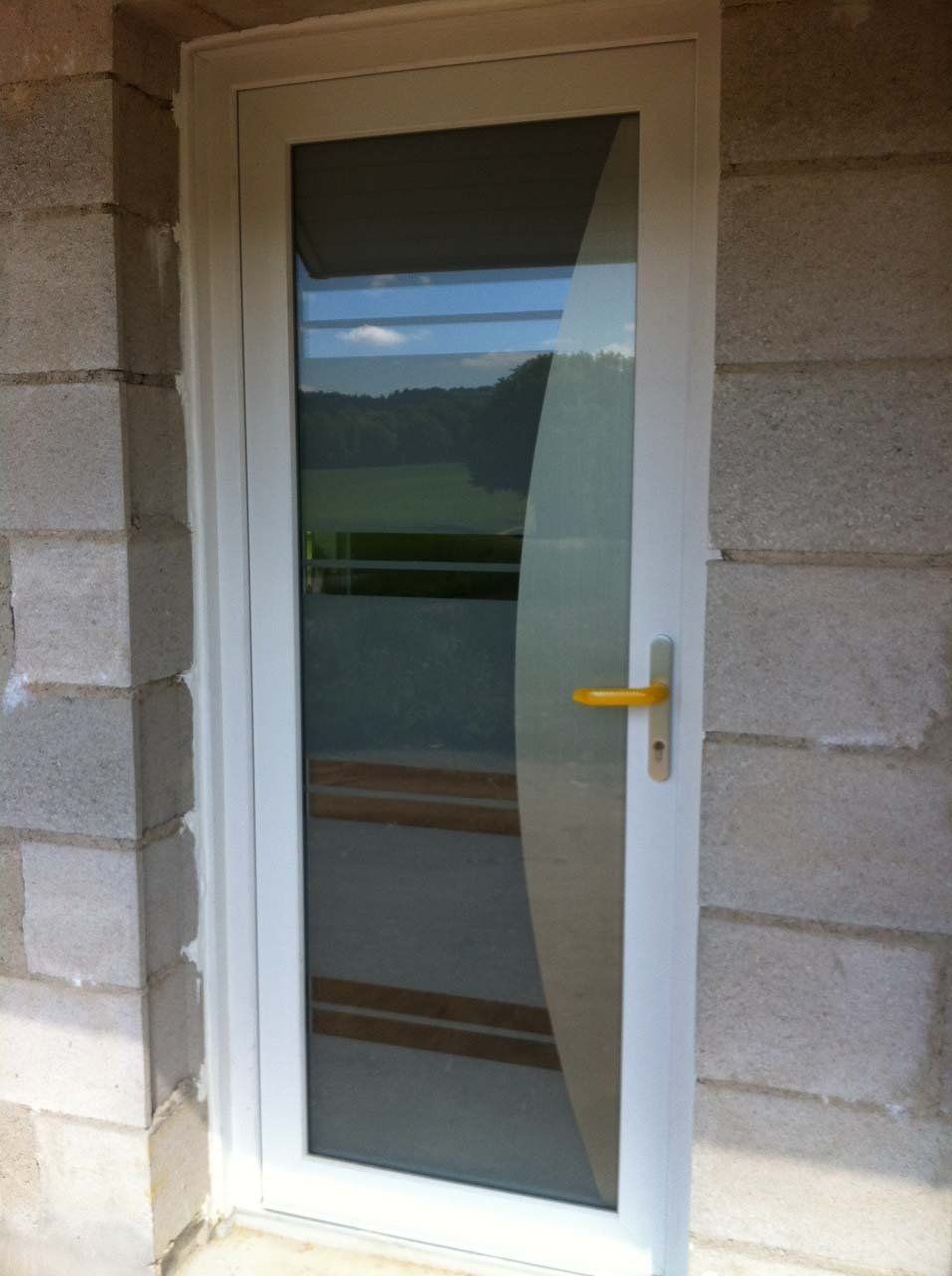 Porte d'entrée blanche et vitrée