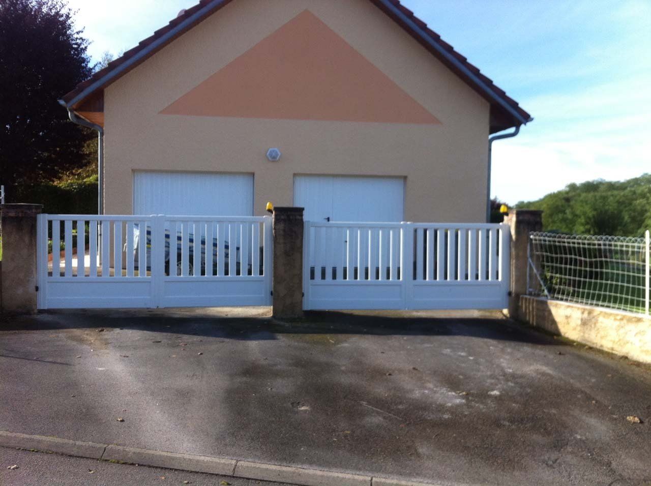 Deux portails blancs