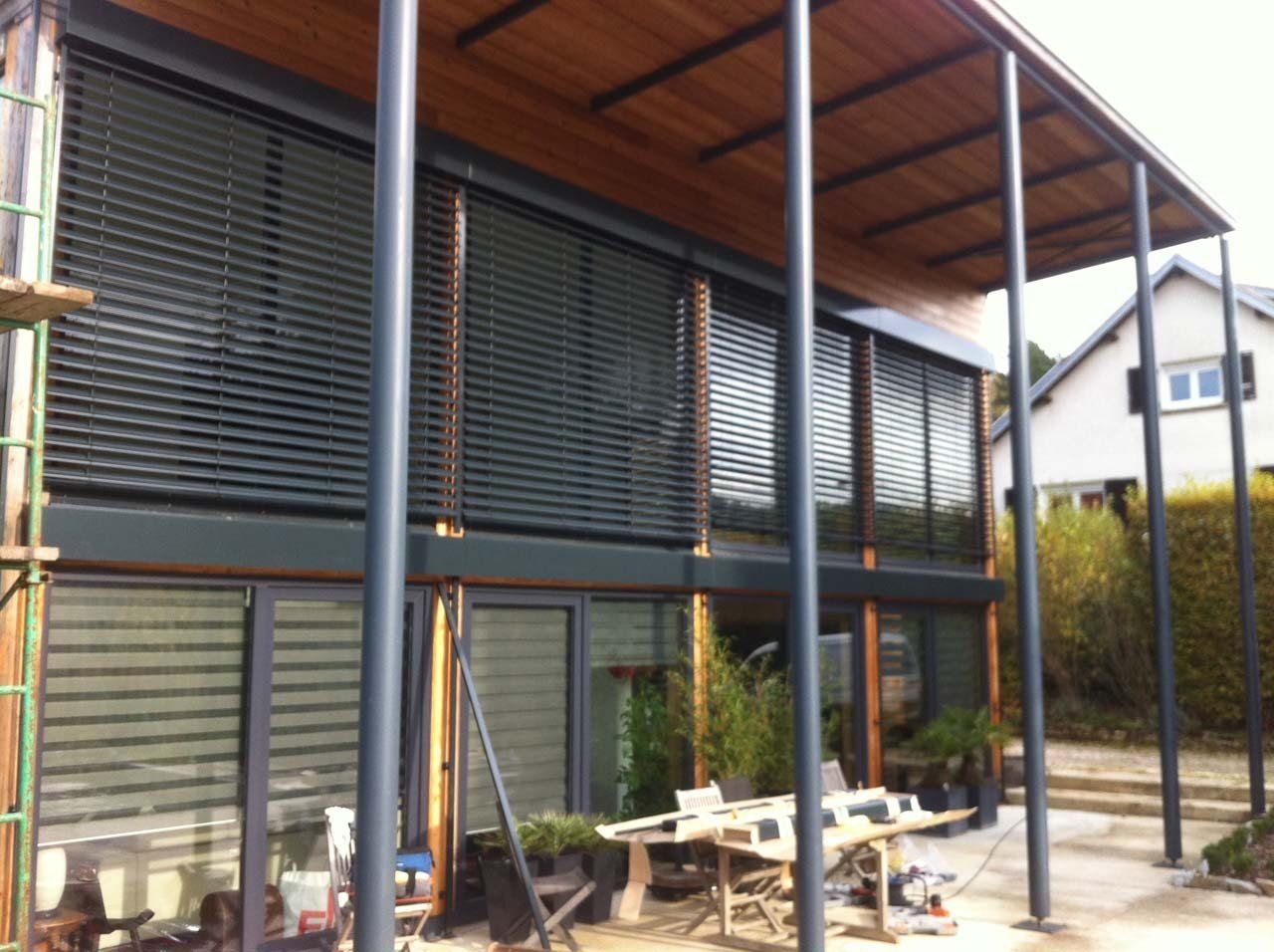 Baie vitrée avec brise-soleil