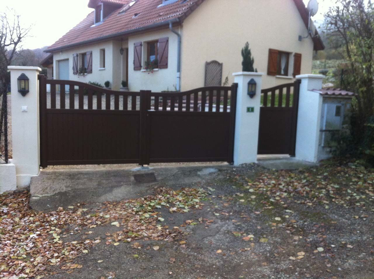 Portail et portillon rouge