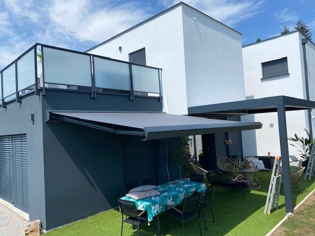 Garde corps et store de maison moderne