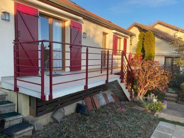 Volets et garde-corps rouge