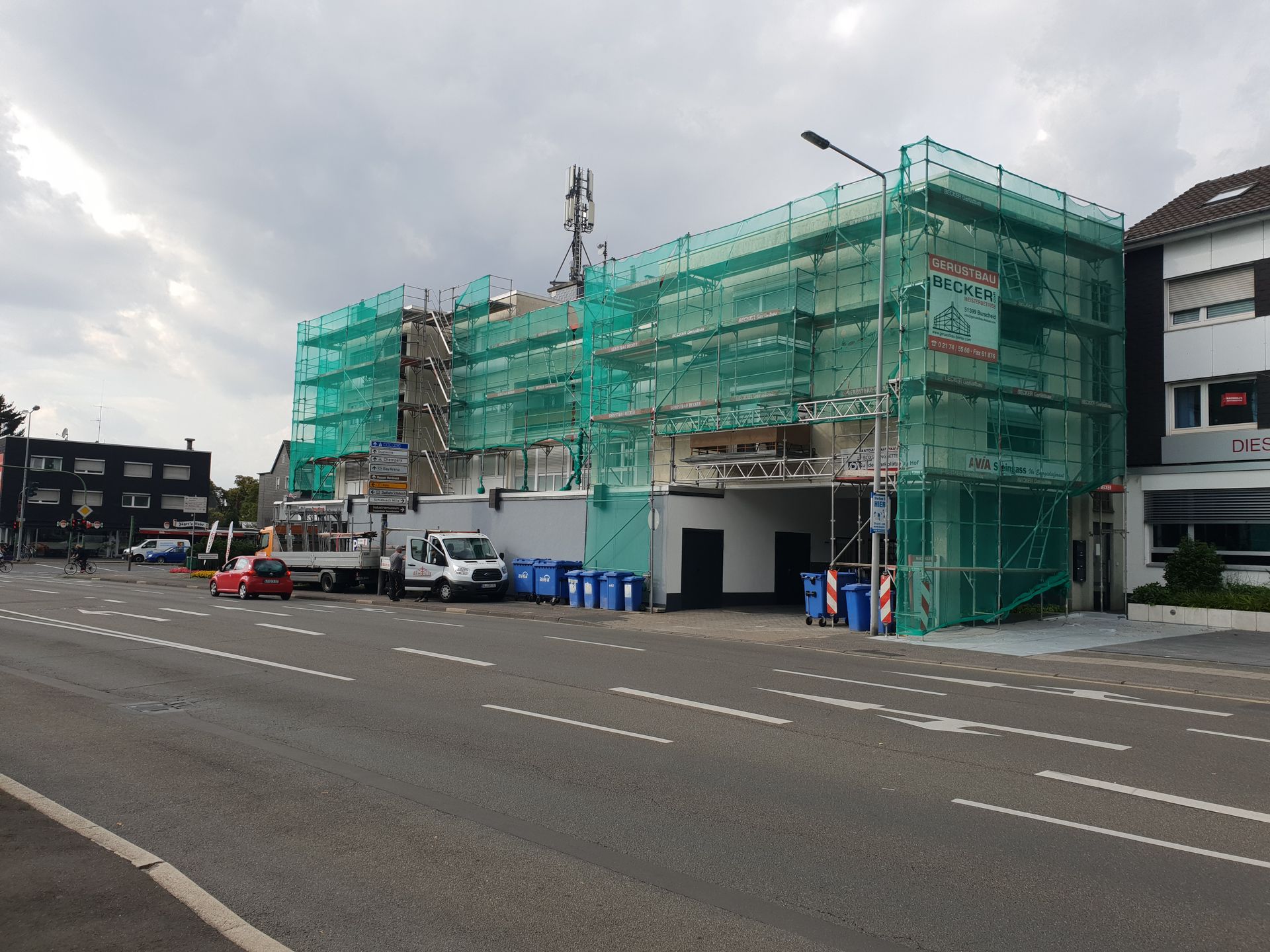 Schutzgerüst mit Fangnetz zum Schutz von Baustelle und Passanten“