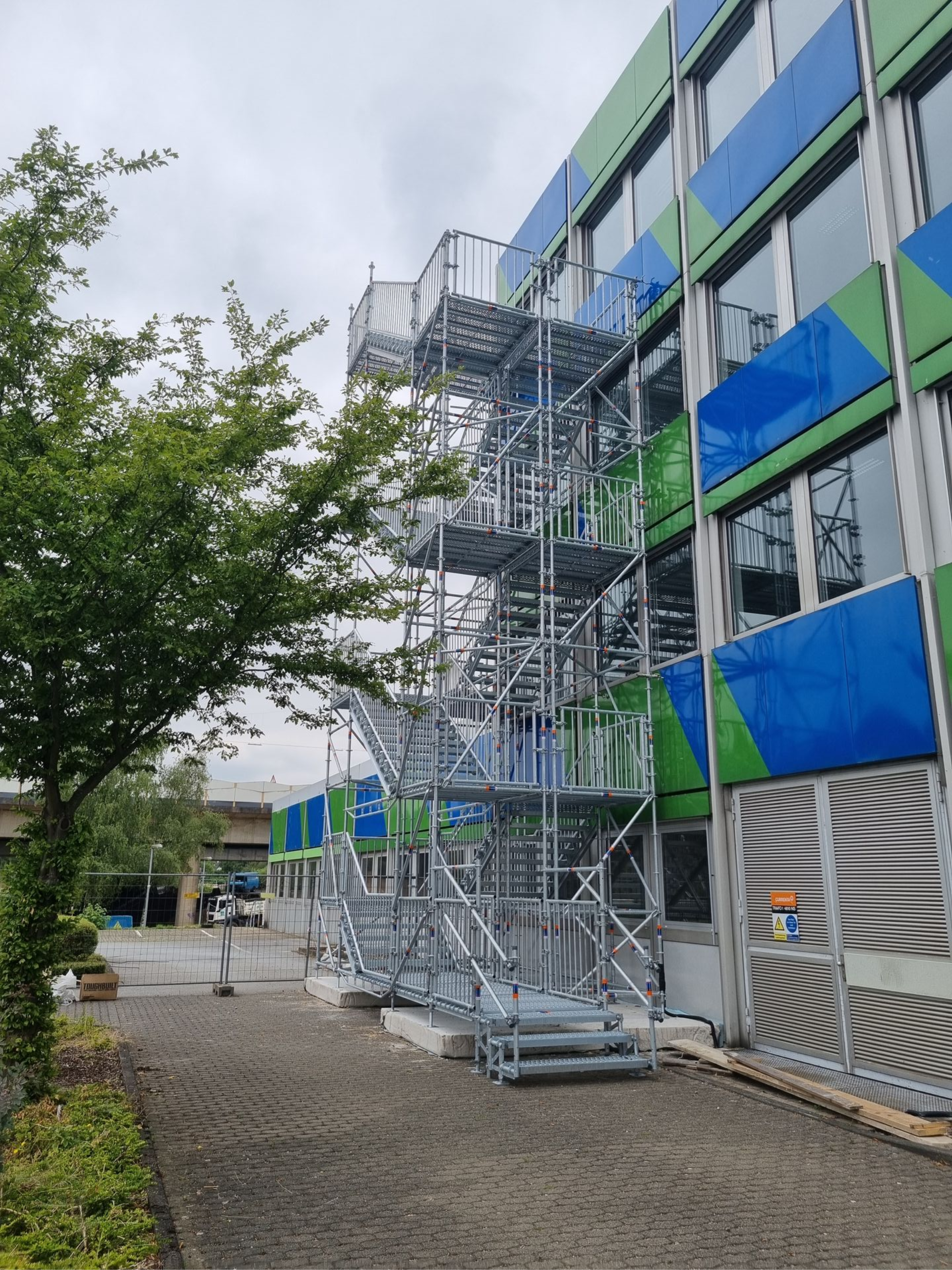 Gerüsttreppenturm mit mehreren Ebenen als sicherer Baustellenzugang