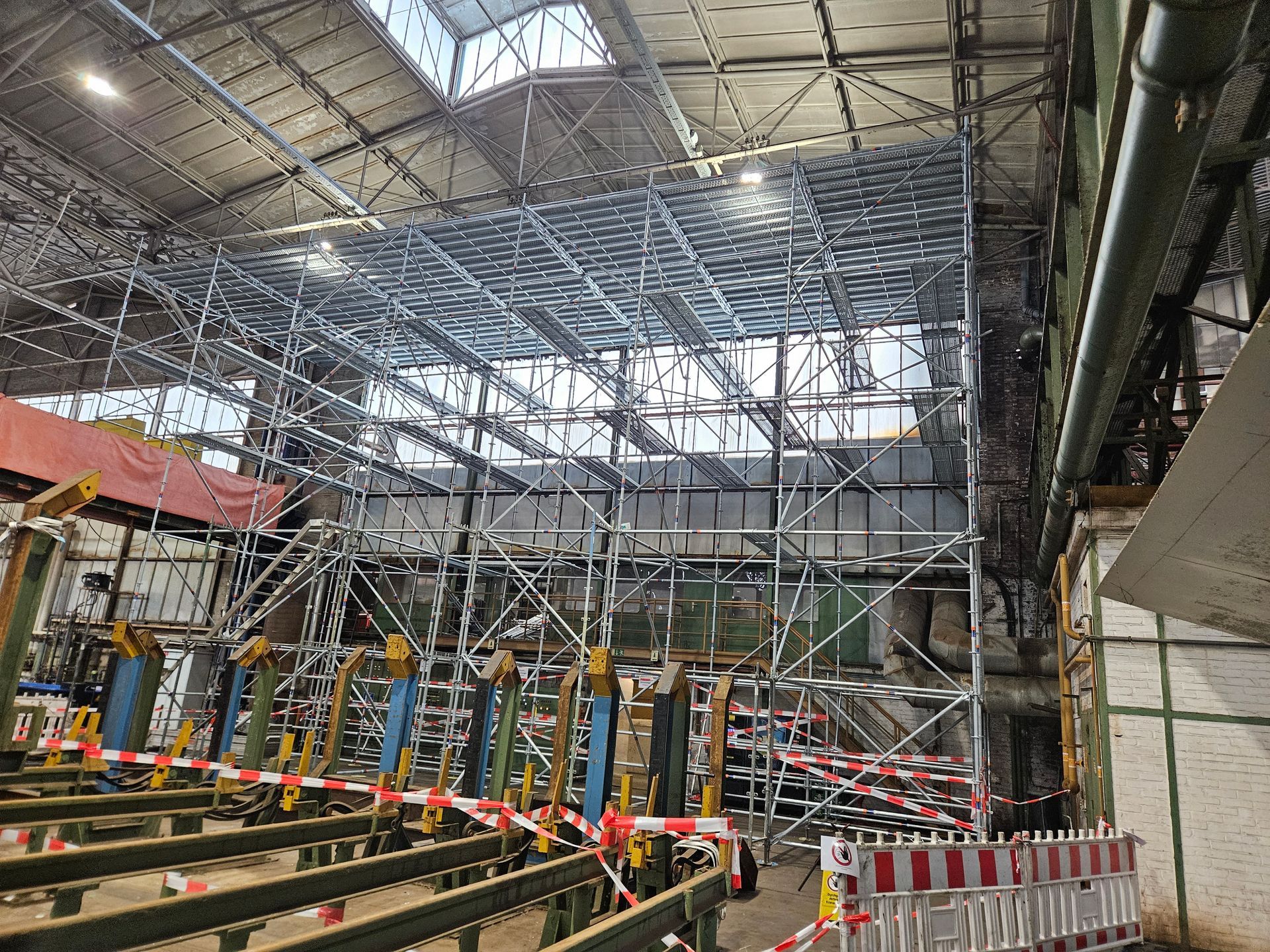 Mehrstöckiges Modulgerüst an großem Gebäude auf Baustelle