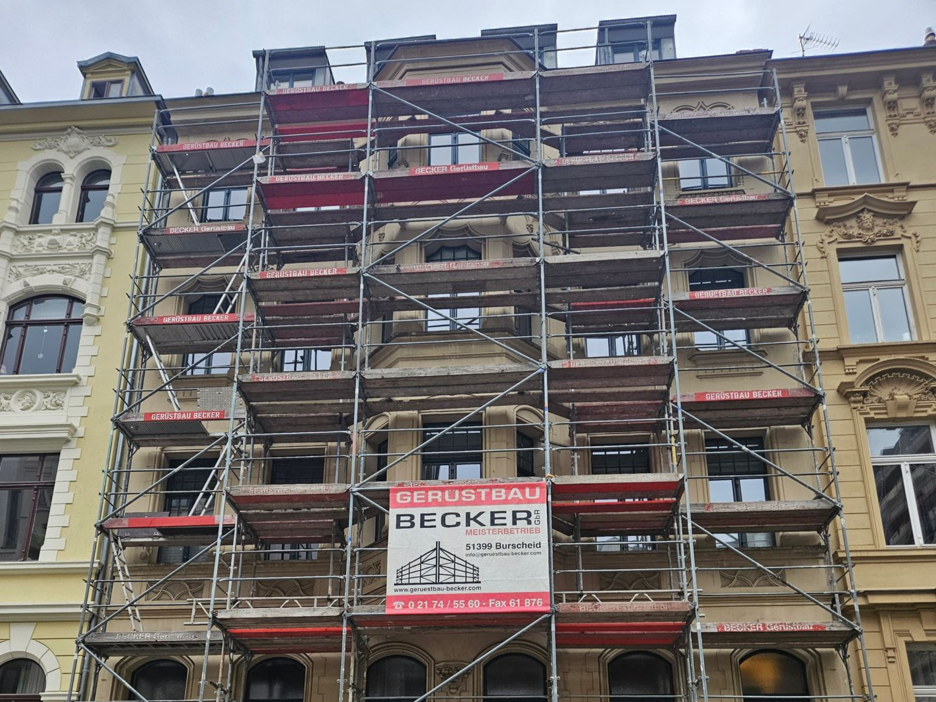 Fassadengerüst an historischem Gebäude für Sanierungsarbeiten