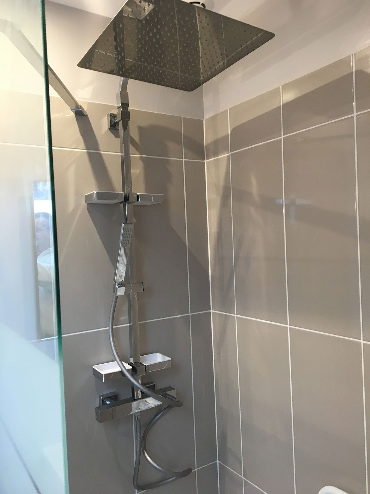 Douche avec carrelage de couleur grise