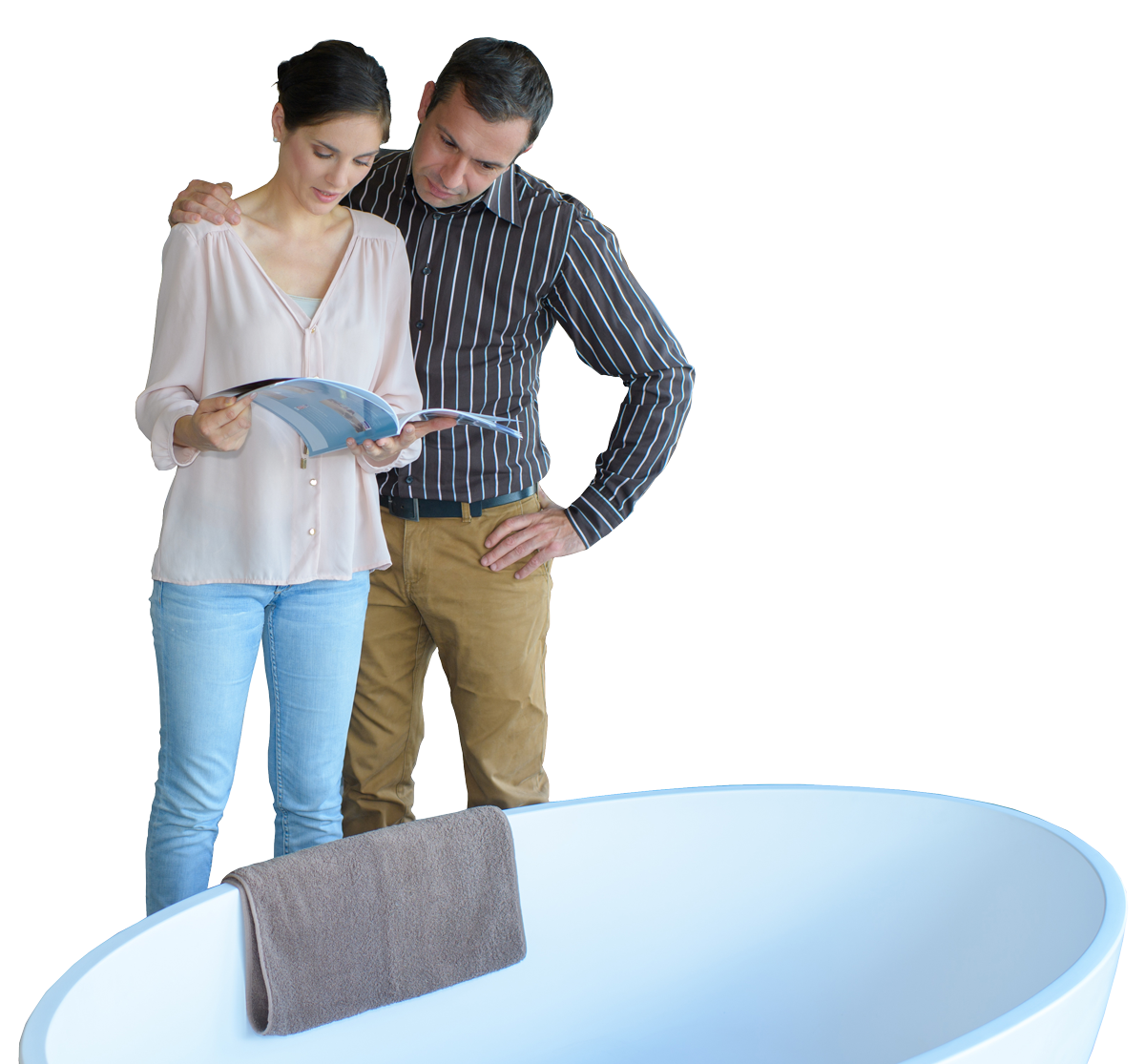 Un homme et une femme consultent un catalogue