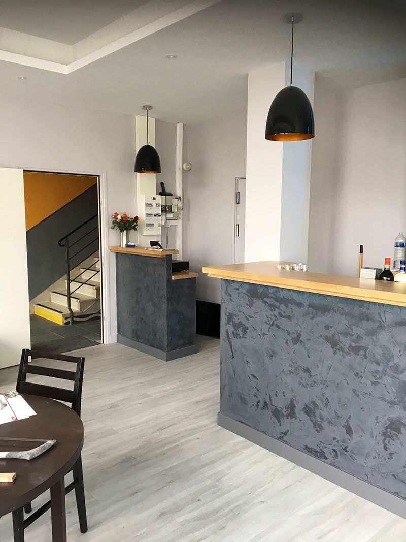 Femme au téléphone devant son ordinateur.