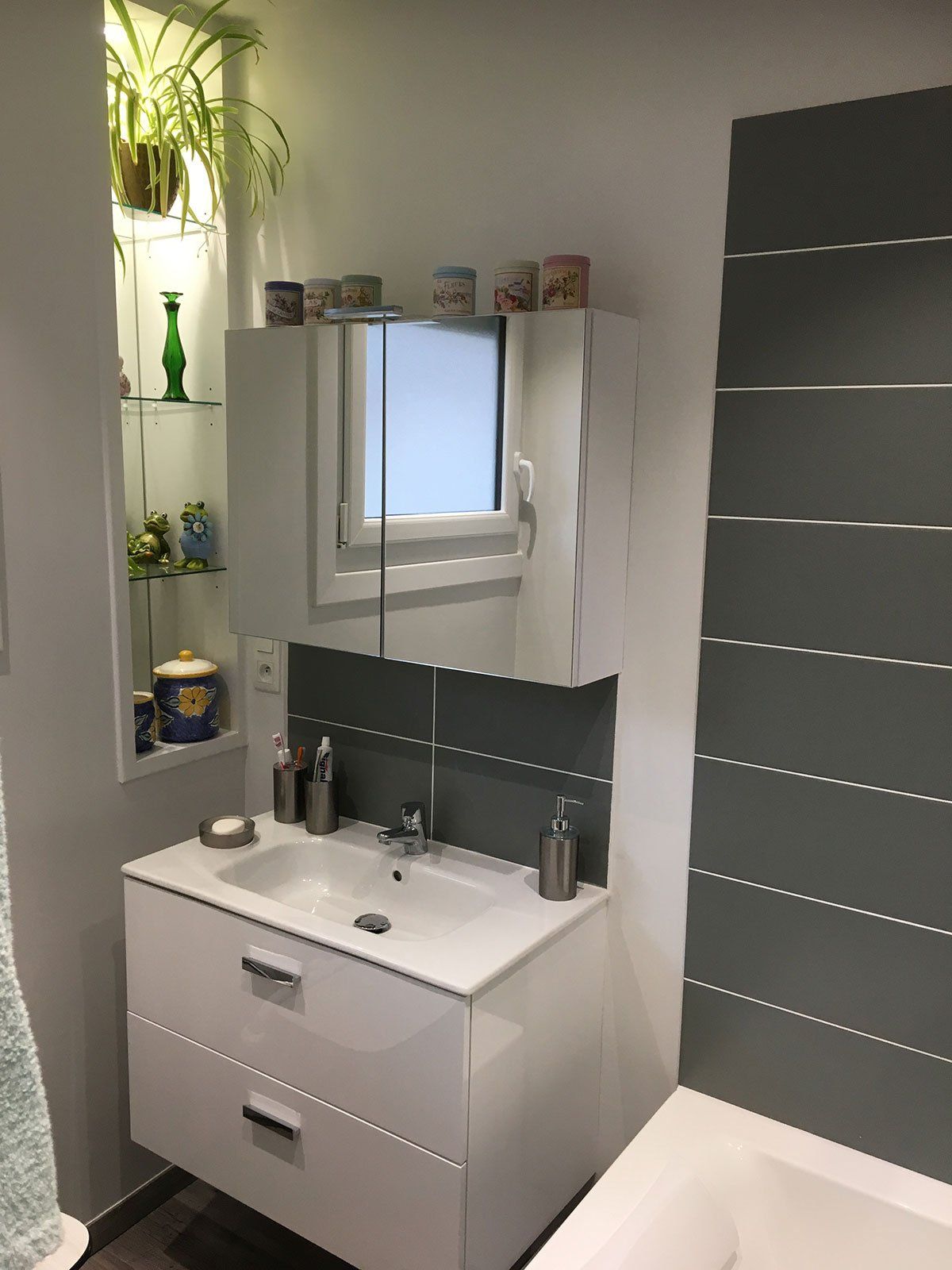 Lavabo avec meuble dans une salle de bains