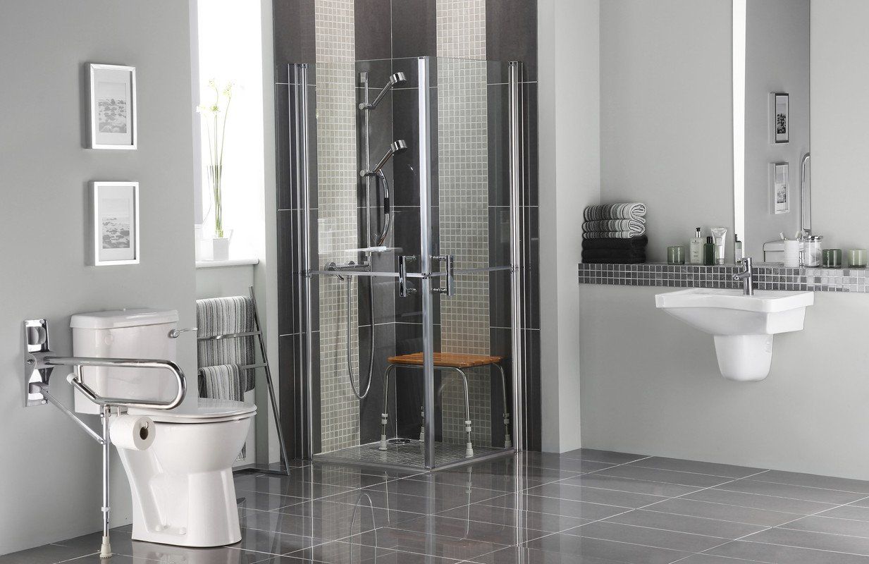Salle de bains aménagée pour les personnes à mobilité réduite