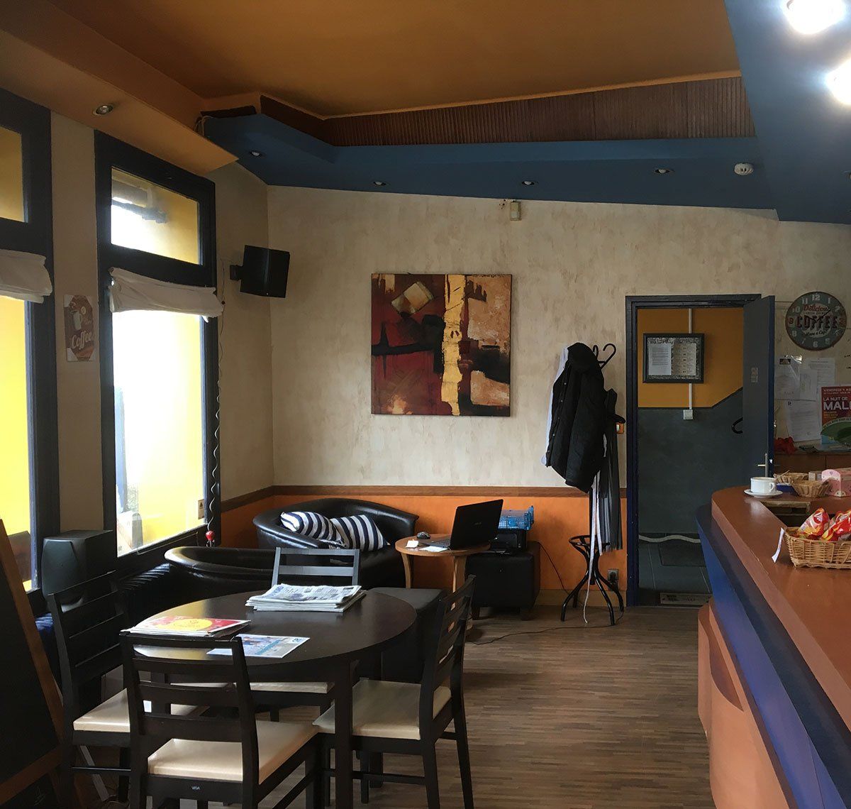 Peinture des murs dans un restaurant