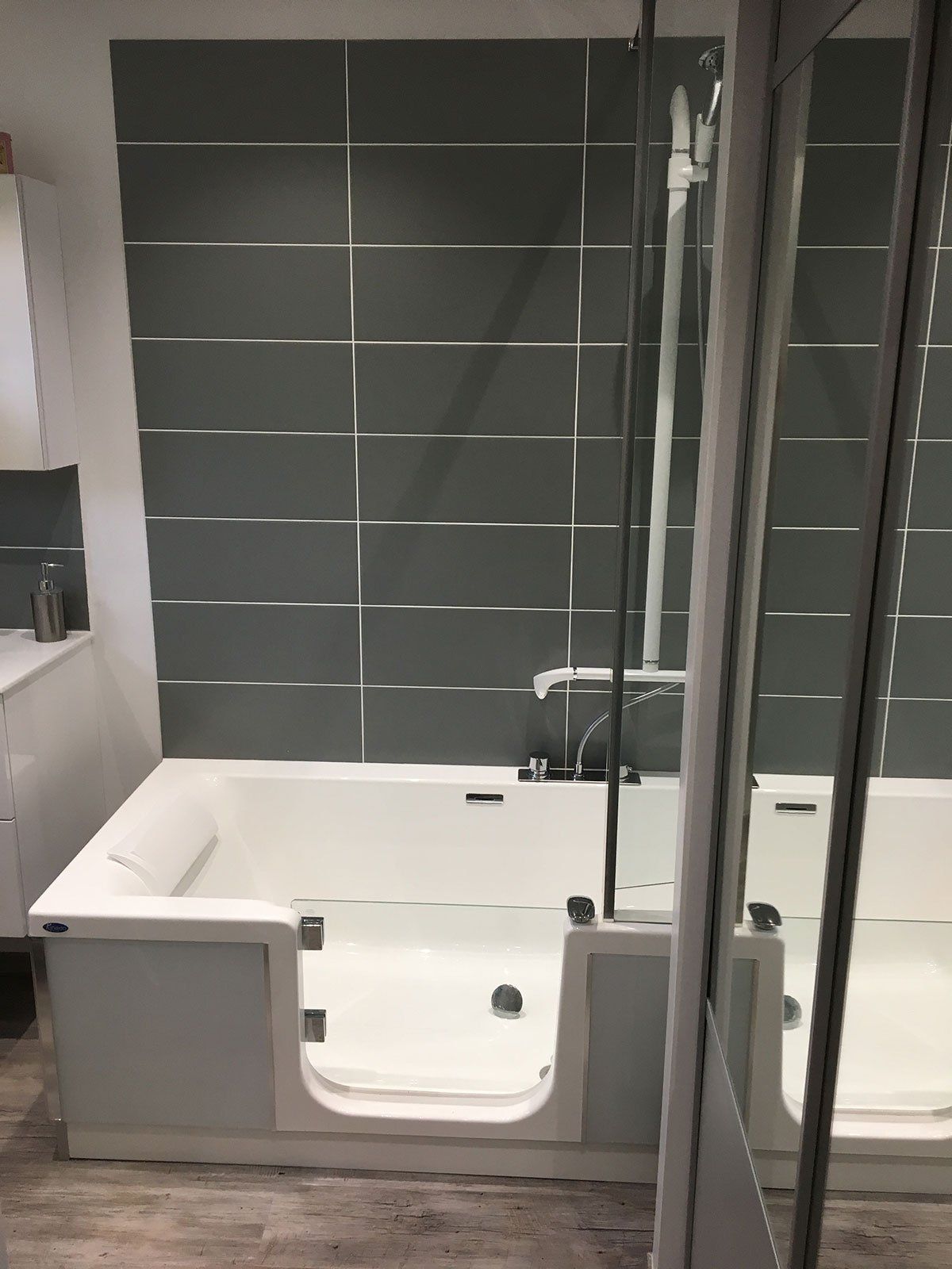 Salle de bains avec baignoire pour handicap