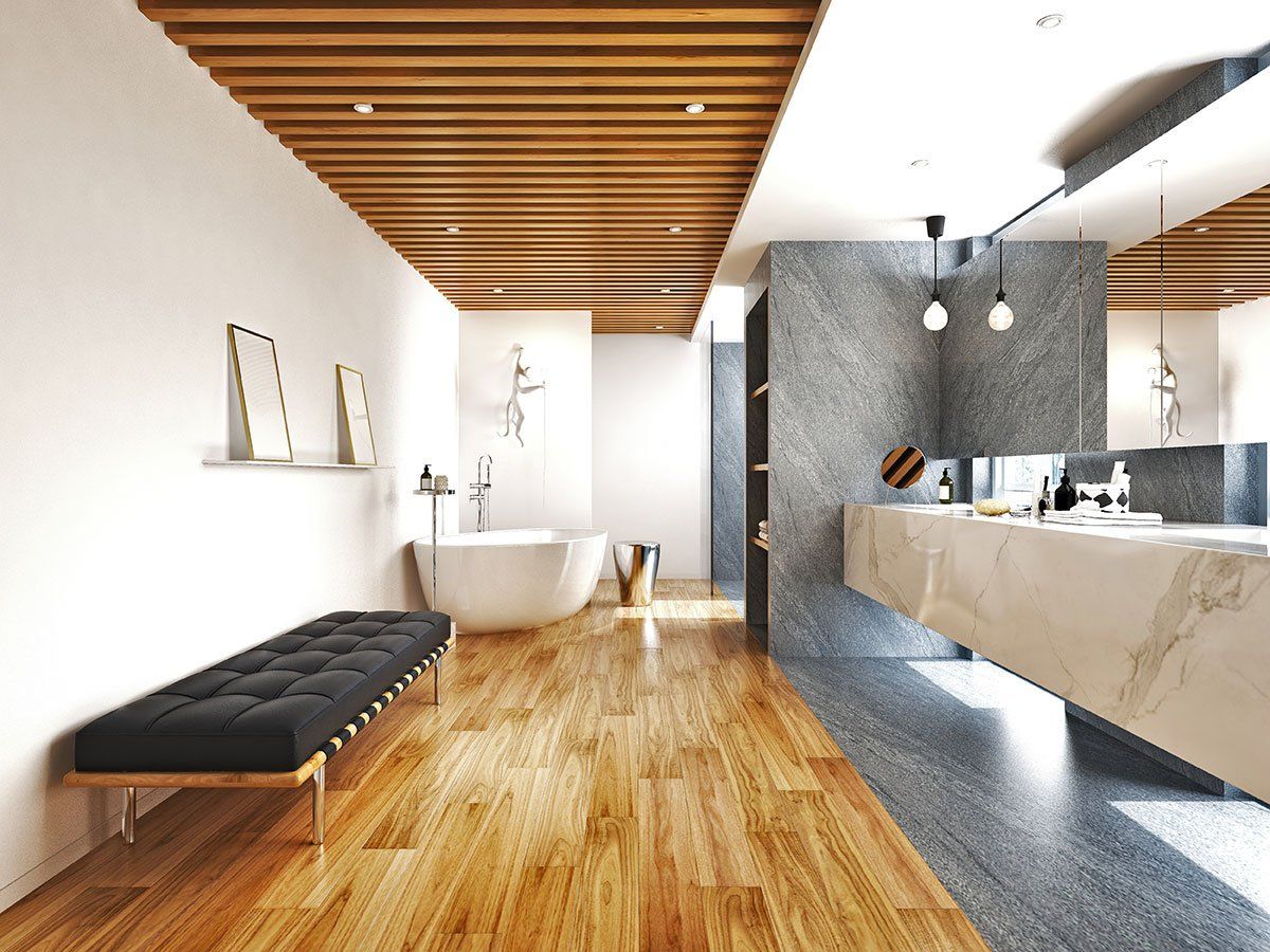 Salle de bains luxueuse avec parquet en bois