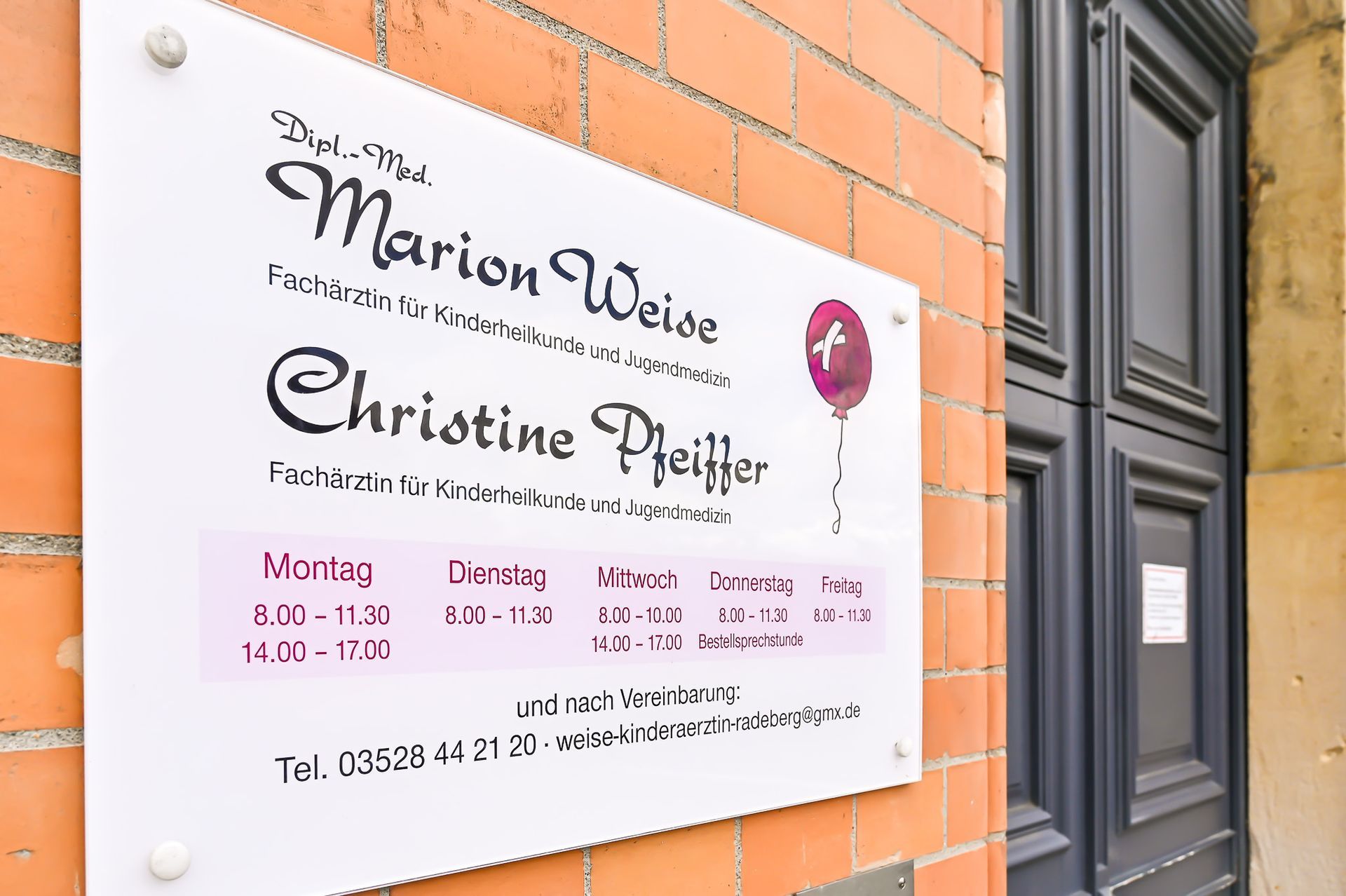 Schild mit den Namen „Marion Weise“ und „Christine Pfeiffer“, Öffnungszeiten, Telefonnummer und Logo.