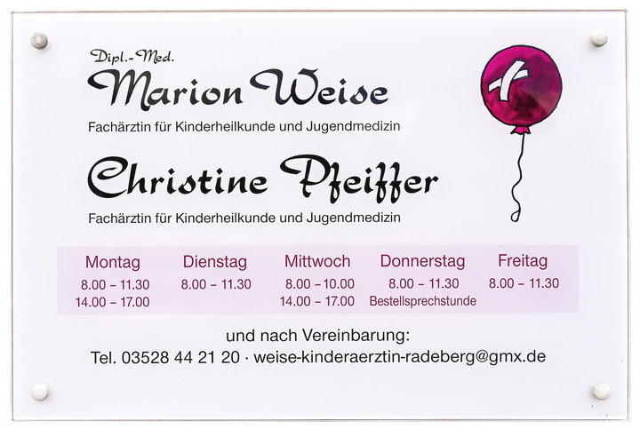 Schild für eine Kinderarztpraxis mit Namen der Ärzte, Öffnungszeiten und Kontaktdaten.
