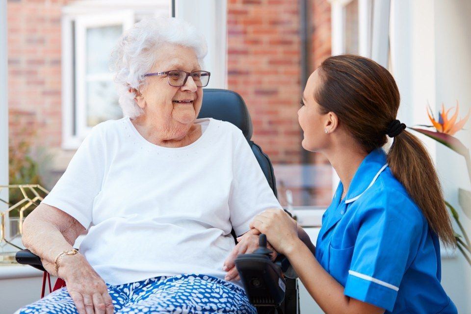 Seniorin Pflegering vertrautes Gespräch