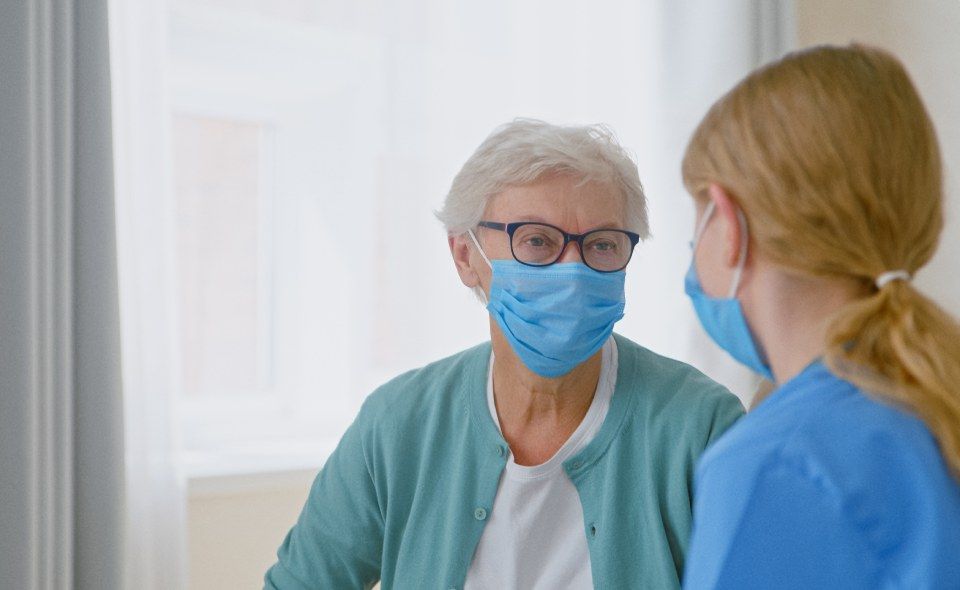 Altenpflegerin Seniorin vertrautes Gespräch