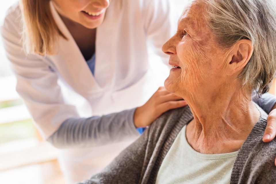 Seniorin Pflegering vertrautes Gespräch