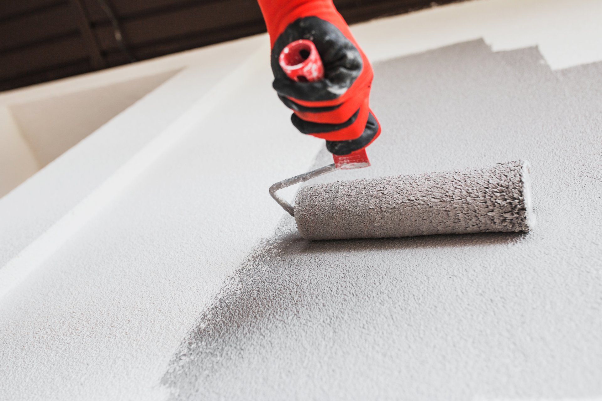 Maalari maalaa seinää