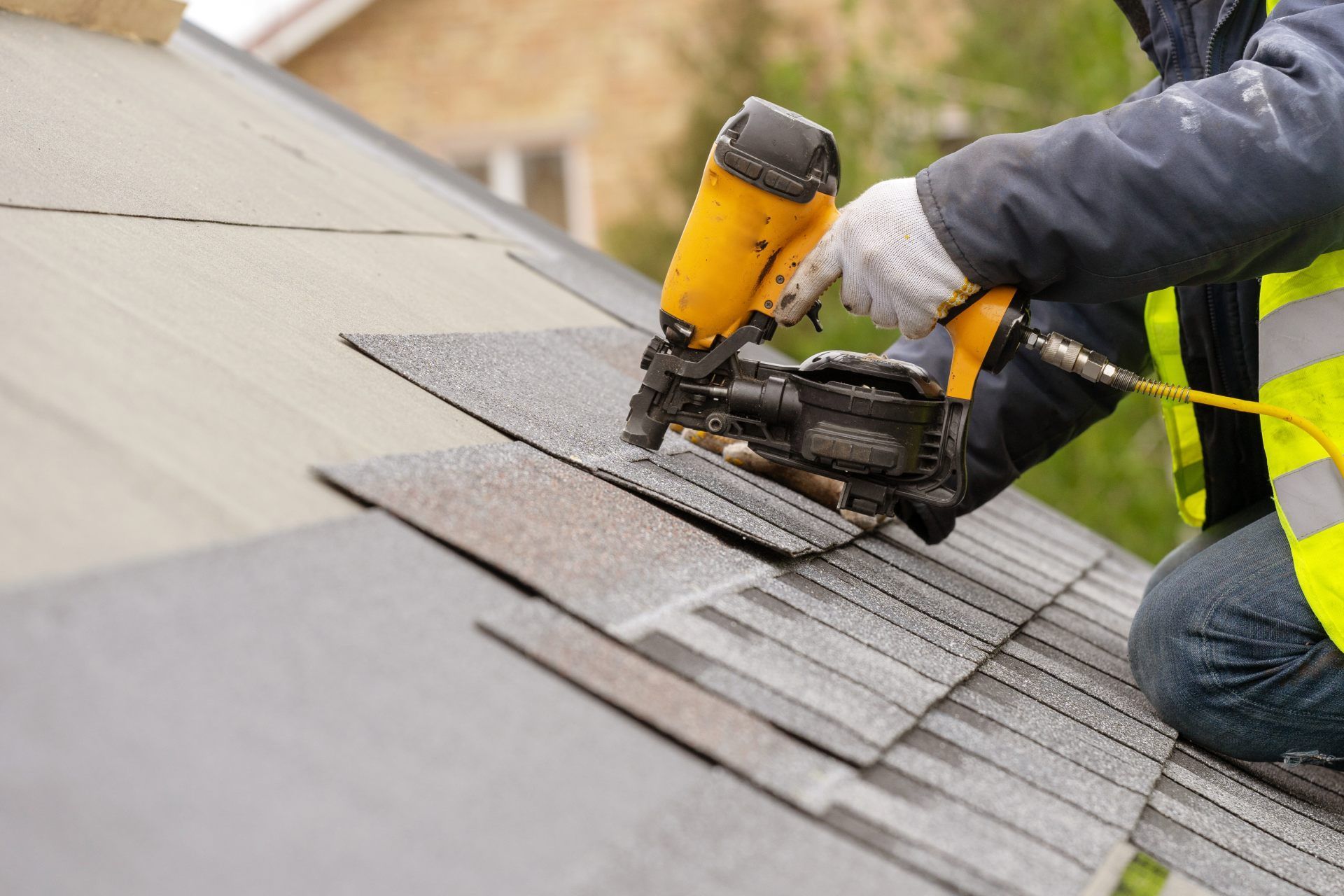 Rakennustyöntekijä päällystää kattoa