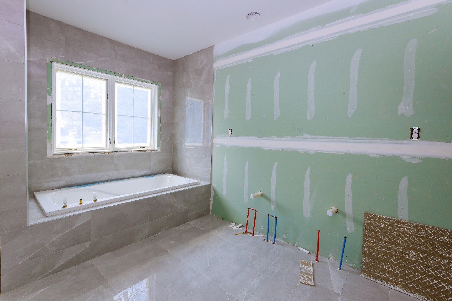 Rakennustyöntekijä päällystää kattoa