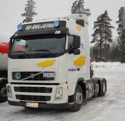 Valkoinen rekka-auto, jossa on 