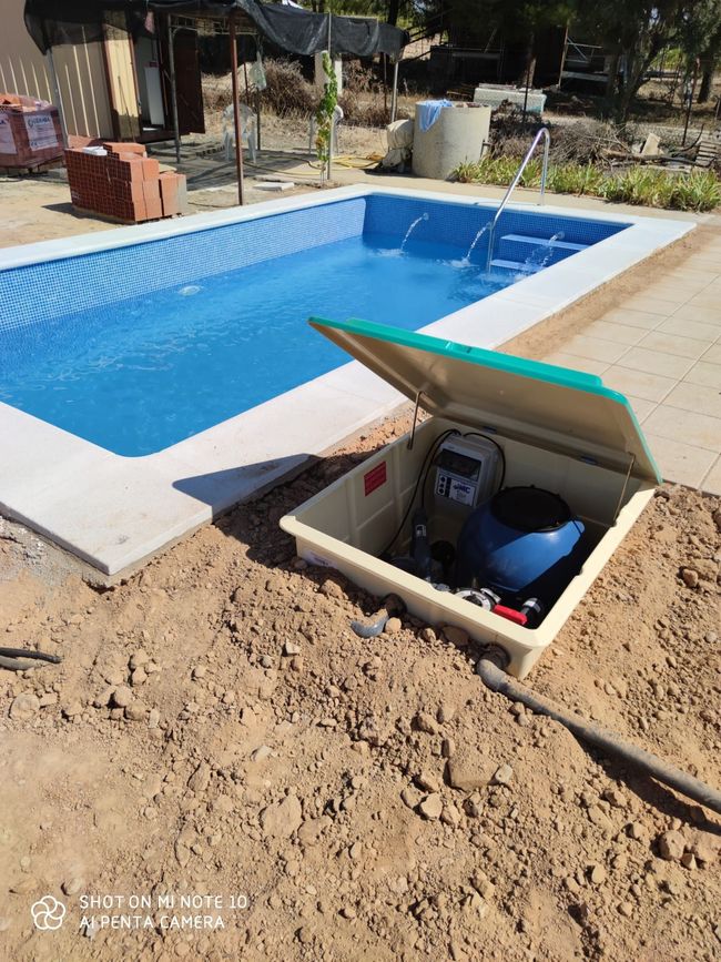 Se está construyendo una piscina con una caja en el suelo al lado.