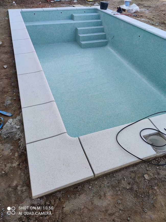 Se está construyendo una gran piscina en el terreno.