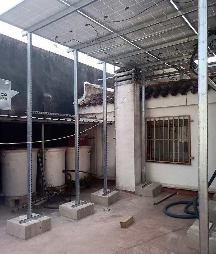 Un edificio con un techo que tiene muchos paneles solares.