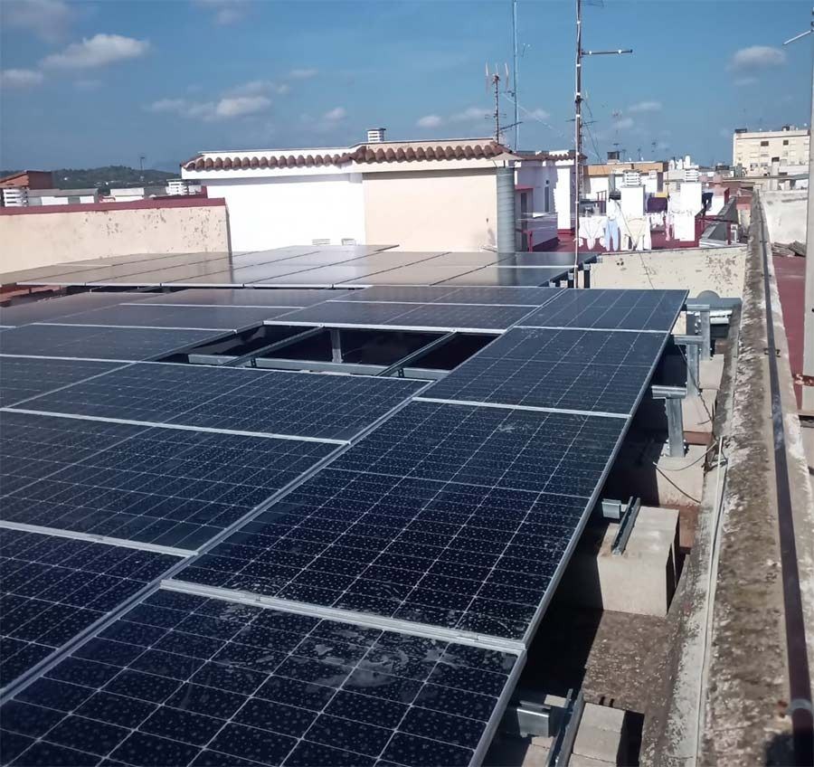 Una fila de paneles solares en el tejado de un edificio