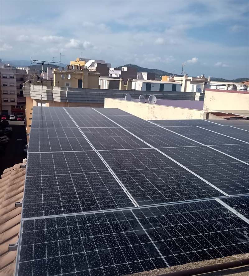 Una fila de paneles solares en el tejado de un edificio