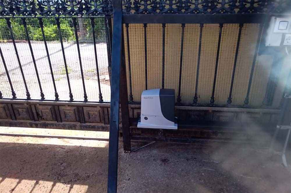 Una puerta corrediza con un motor acoplado a ella.