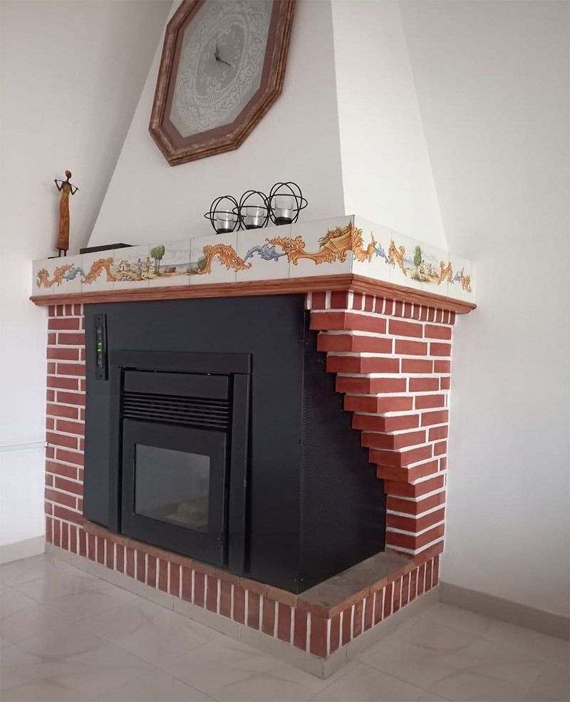 Una chimenea de ladrillo con un reloj encima.
