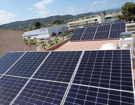 Una fila de paneles solares en el tejado de un edificio