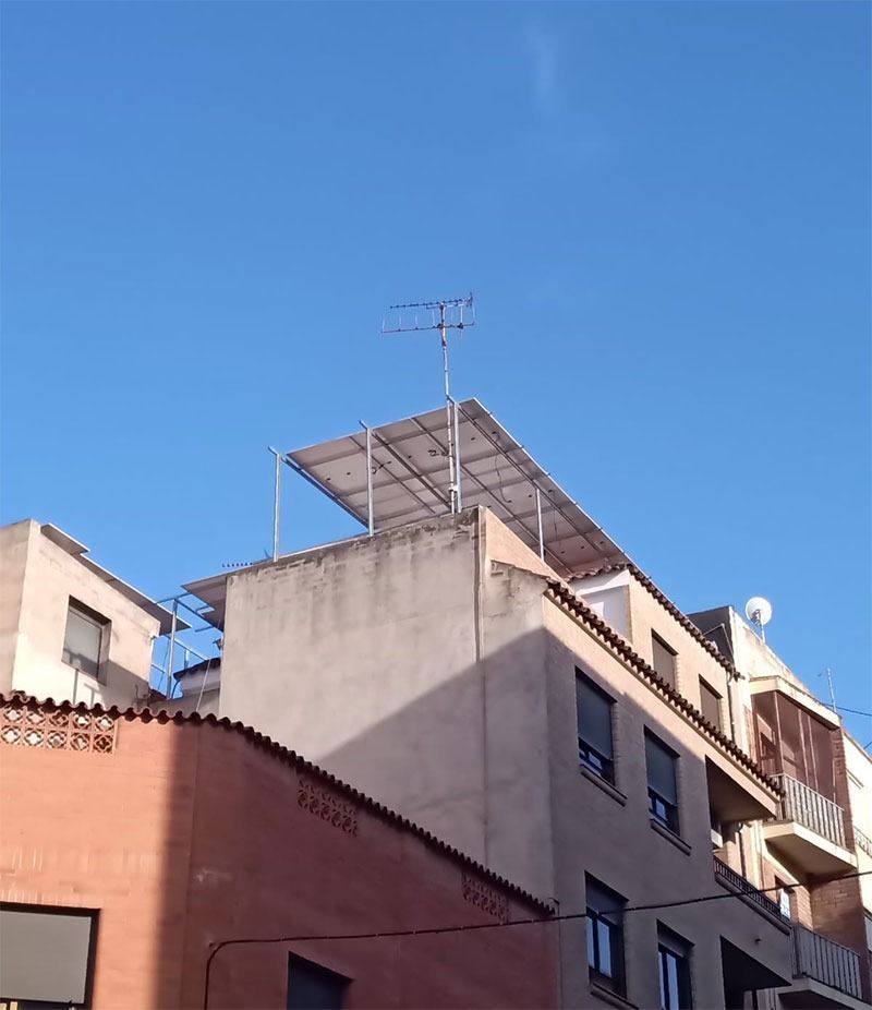 Un edificio con un panel solar encima.