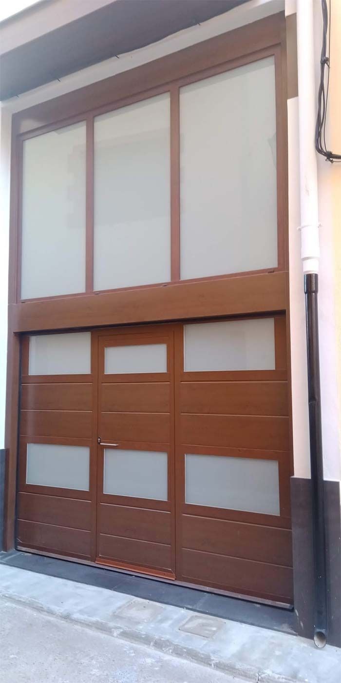 Una puerta de garaje marrón con muchas ventanas.