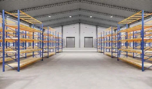 Interior de almacén vacío con filas de estantes de almacenamiento y dos puertas de carga.