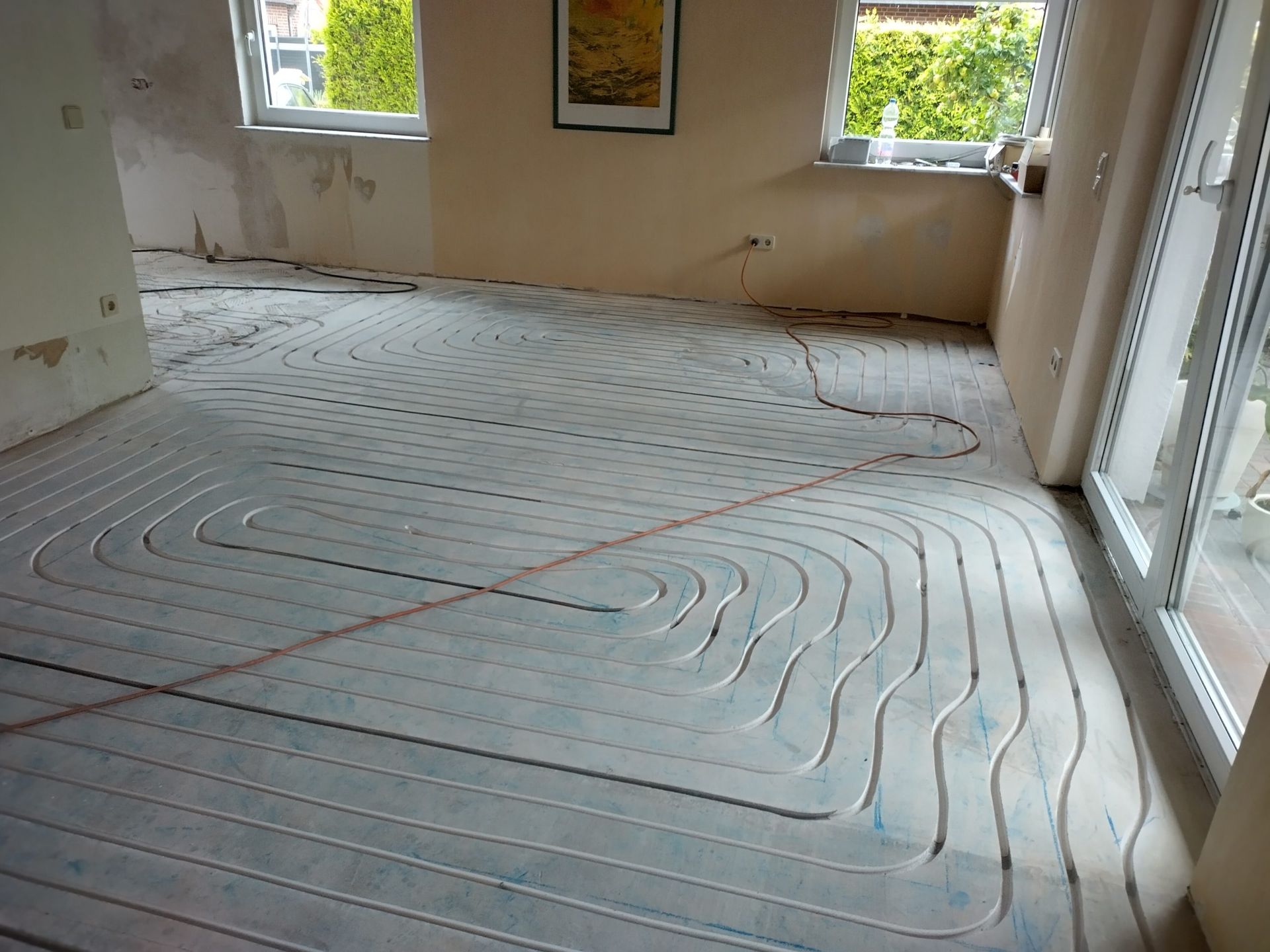 Ein Raum mit grauem Boden und einem Bild an der Wand