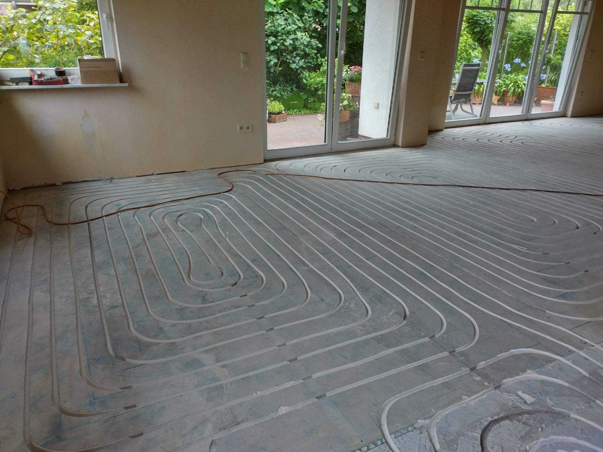 Ein Raum mit einer Spiralheizung auf dem Fußboden