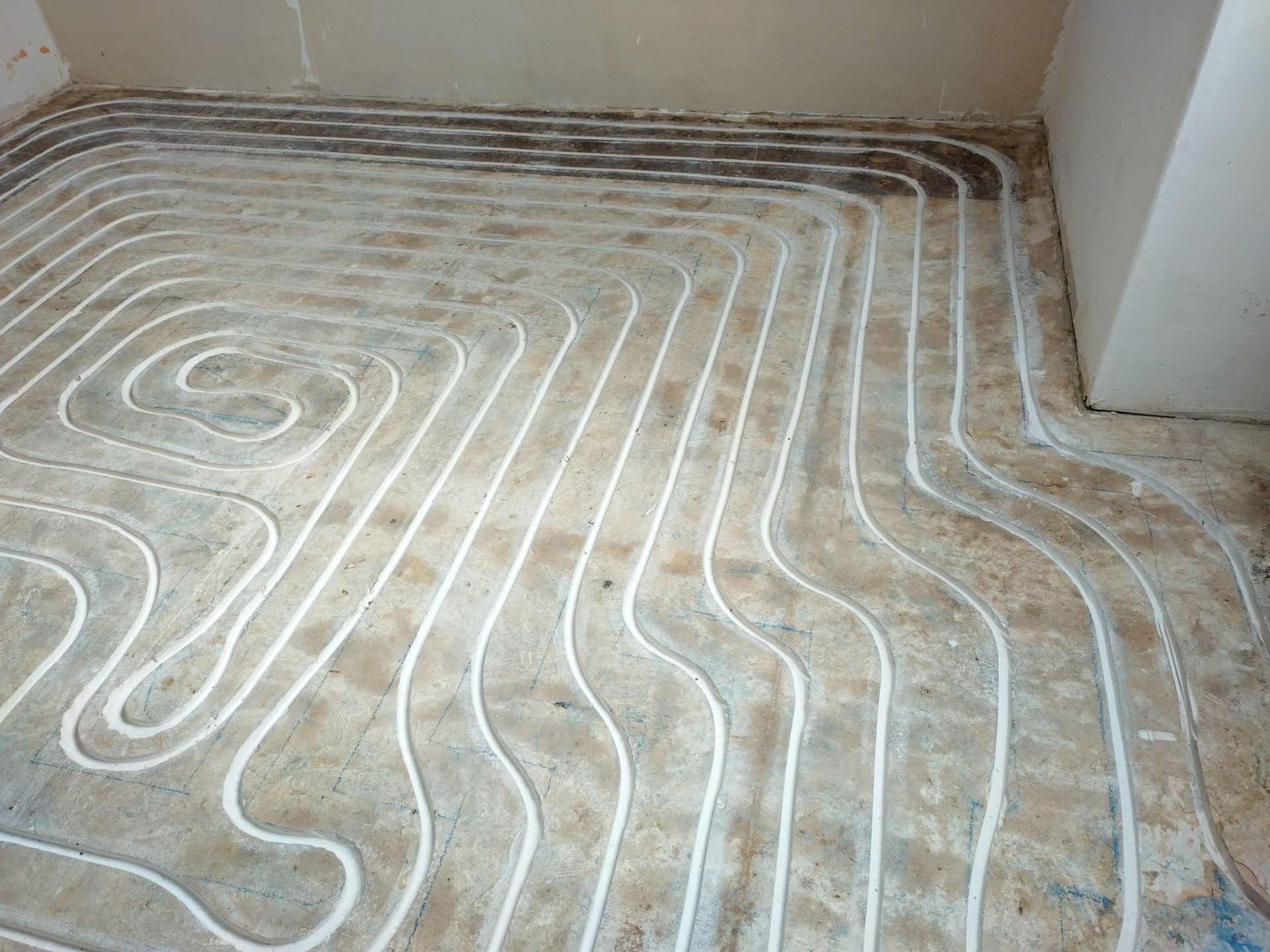 Eine Nahaufnahme einer Fußbodenheizung in einem Raum.