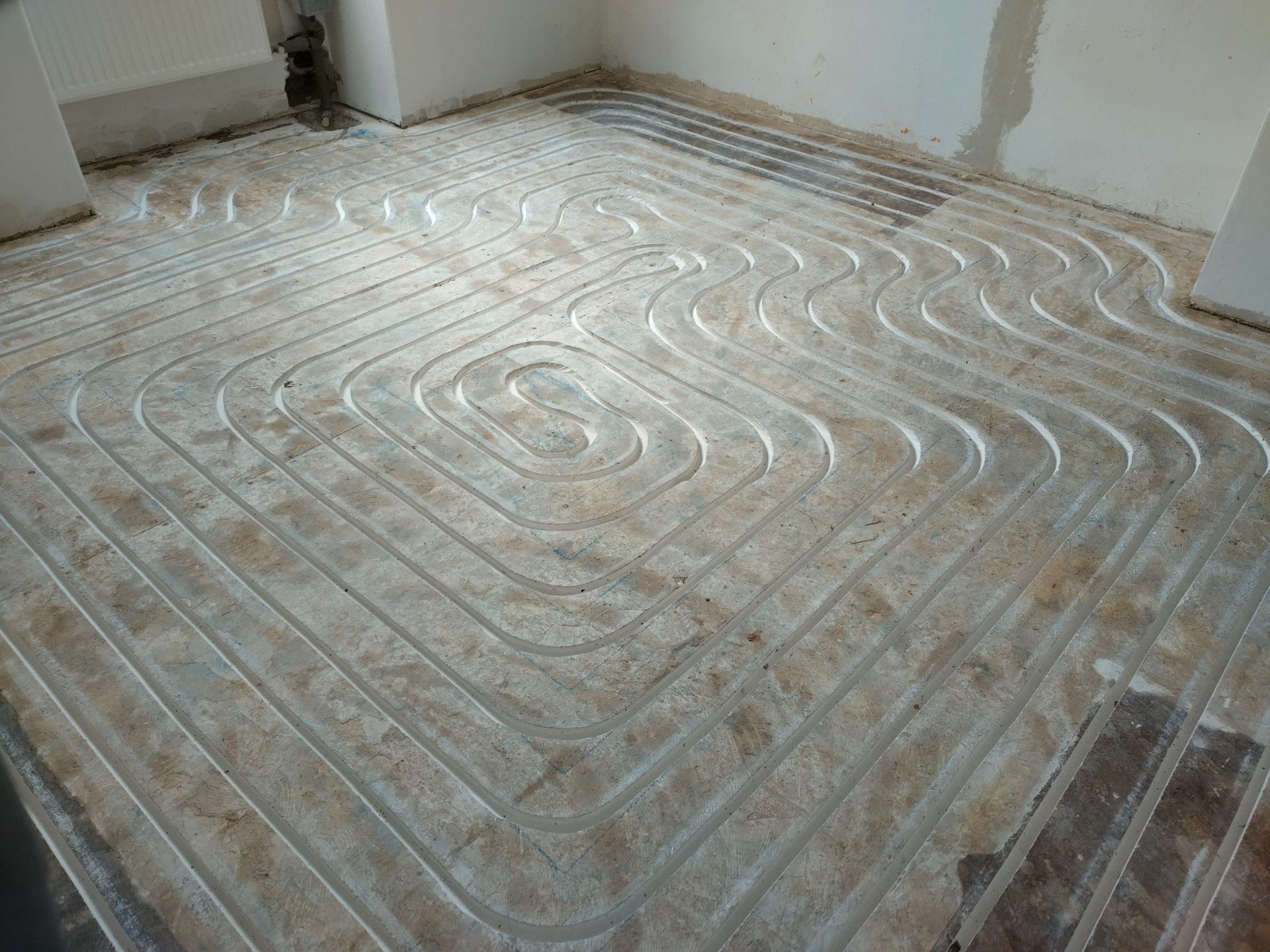 Ein Raum mit einer im Fußboden installierten Heizung.