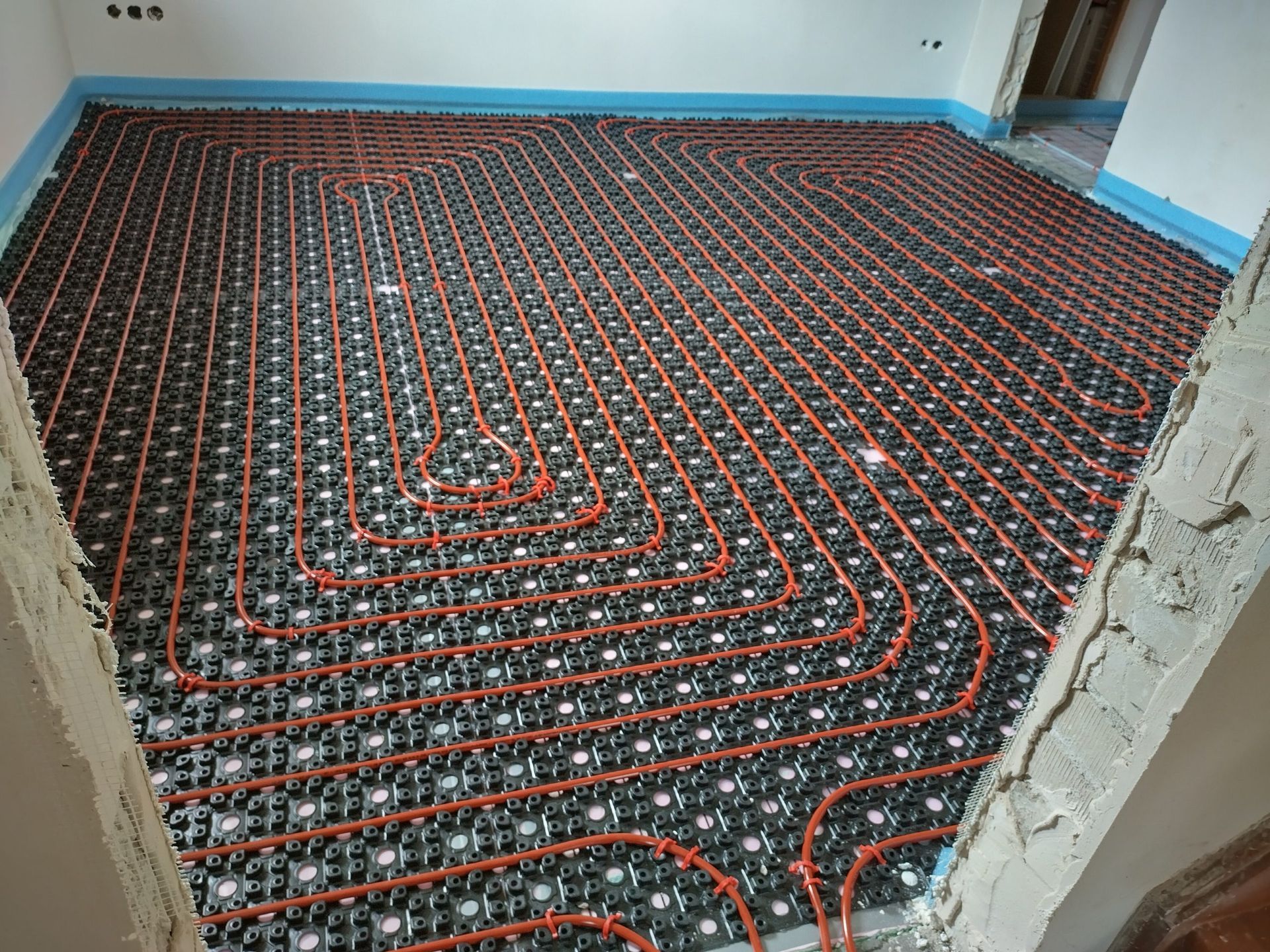 Ein Raum mit vielen Rohren auf dem Boden.